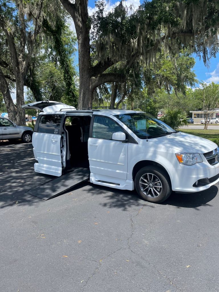 2017 Dodge Grand Caravan SXT, photo 4 of 9