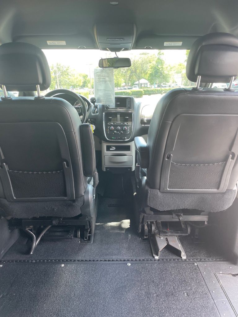2017 Dodge Grand Caravan SXT, photo 6 of 9