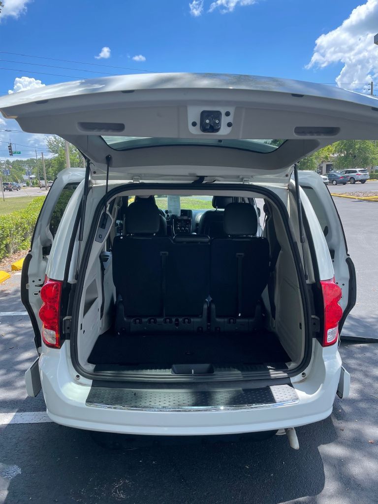 2017 Dodge Grand Caravan SXT, photo 2 of 9
